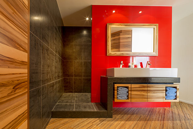 Moderne rode badkamer